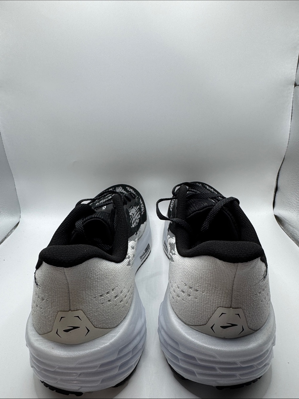 Brooks Launch 11 Running Shoe - Black & White - Picture 6 of 7